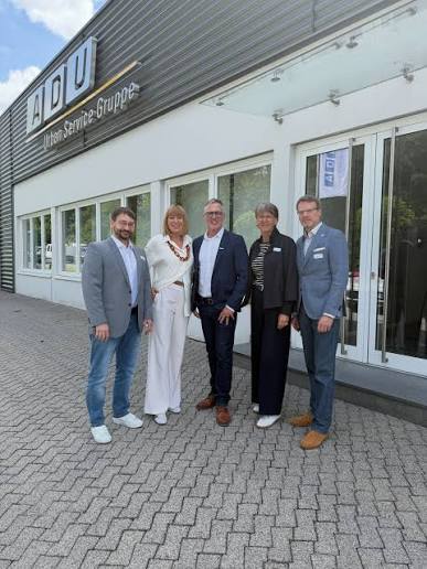 Ulrike Dolle mit dem Team eines Ausbildungsbetriebs nach einem Inhouse Training zu KI in der Berufsausbildung